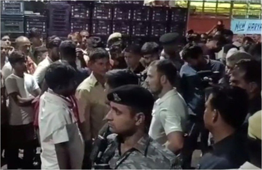 Rahul Gandhi visits Azadpur Mandi in Delhi