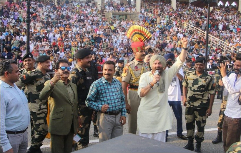 Sunny Deol, Ameesha Patel visit Attari-Wagah border