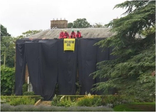 uk - Greenpeace protest at Rishi Sunak's private home