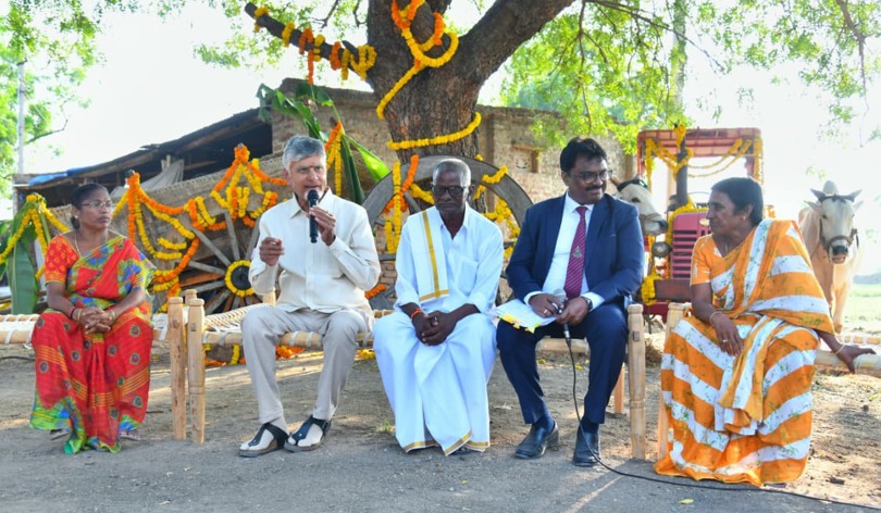 AP-CM-Chandrababu-Naidu-met-with-farmers-Kondapi