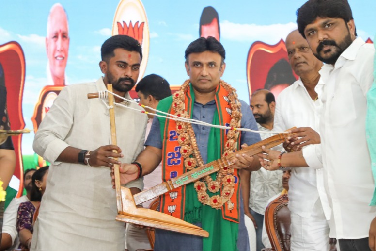 Doddaballapur-Crop-Insurance-Policies-Distributed-to-Farmers