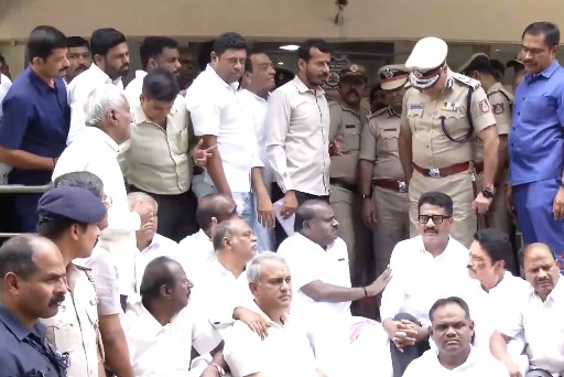 STING-ISSUE-HDK-Protest-at-Commissioner-office